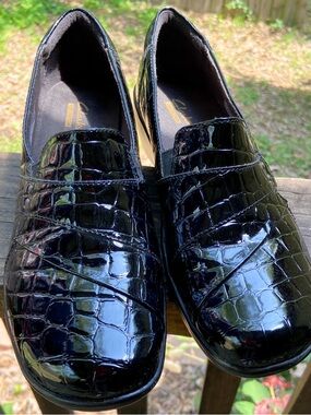 Clarks Patent Leather Loafers Comfort Insoles Slip on Walking Shoes Bendables